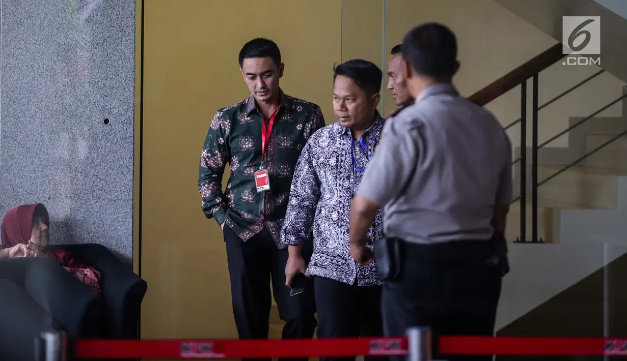 Gubernur Jambi Zumi Zola bersiap meninggalkan Gedung KPK seusai menjalani pemeriksa, Jakarta, Jumat (5/1). Zumi yang mengenakan kemeja batik lengan panjang enggan memberikan keterangan terkait pemeriksaan dirinya hari ini. (Liputan6.com/Faizal Fanani)