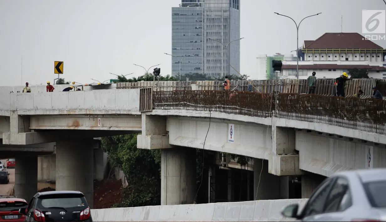Pekerja menyelesaikan proyek pembangunan Tol Depok - Antasari (Desari) di kawasan Cilandak, Jakarta, Kamis (19/4). Tol sepanjang 12 kilometer ini diprediksi akan mengurangi kepadatan di jalan tol Jagorawi. (Liputan6.com/Faizal Fanani)