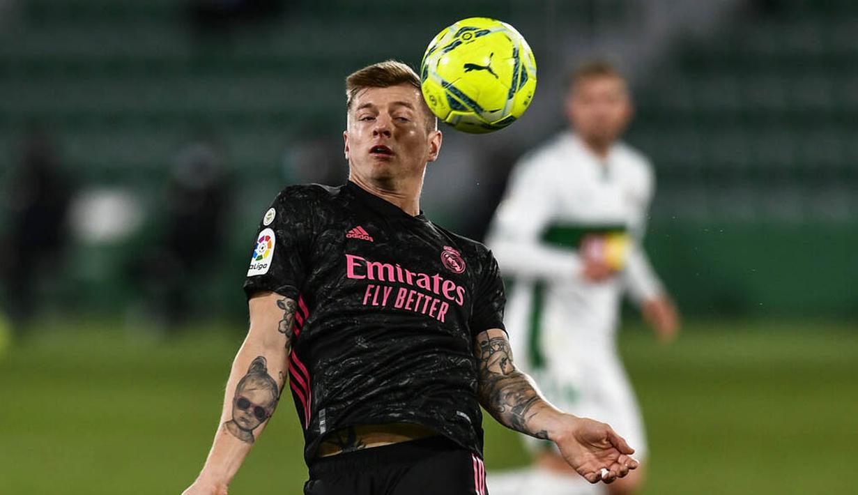 Gelandang Real Madrid, Toni Kroos, mengontrol bola saat melawan Elche pada laga Liga Spanyol di Stadion Manuel Martinez Valero, Rabu (30/12/2020). Kedua tim bermain imbang 1-1. (AP/Jose Breton)