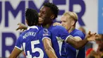 Pemain Chelsea Nicolas Jackson merayakan dengan rekan setimnya Christopher Nkunku setelah mencetak gol ke gawang Newcastle United pada pertandingan Premier League Summer Series di Stadion Mercedes-Benz, Atlanta, Georgia, Rabu (26/7/2023). (Todd Kirkland/Getty Images untuk Premier League/AFP)