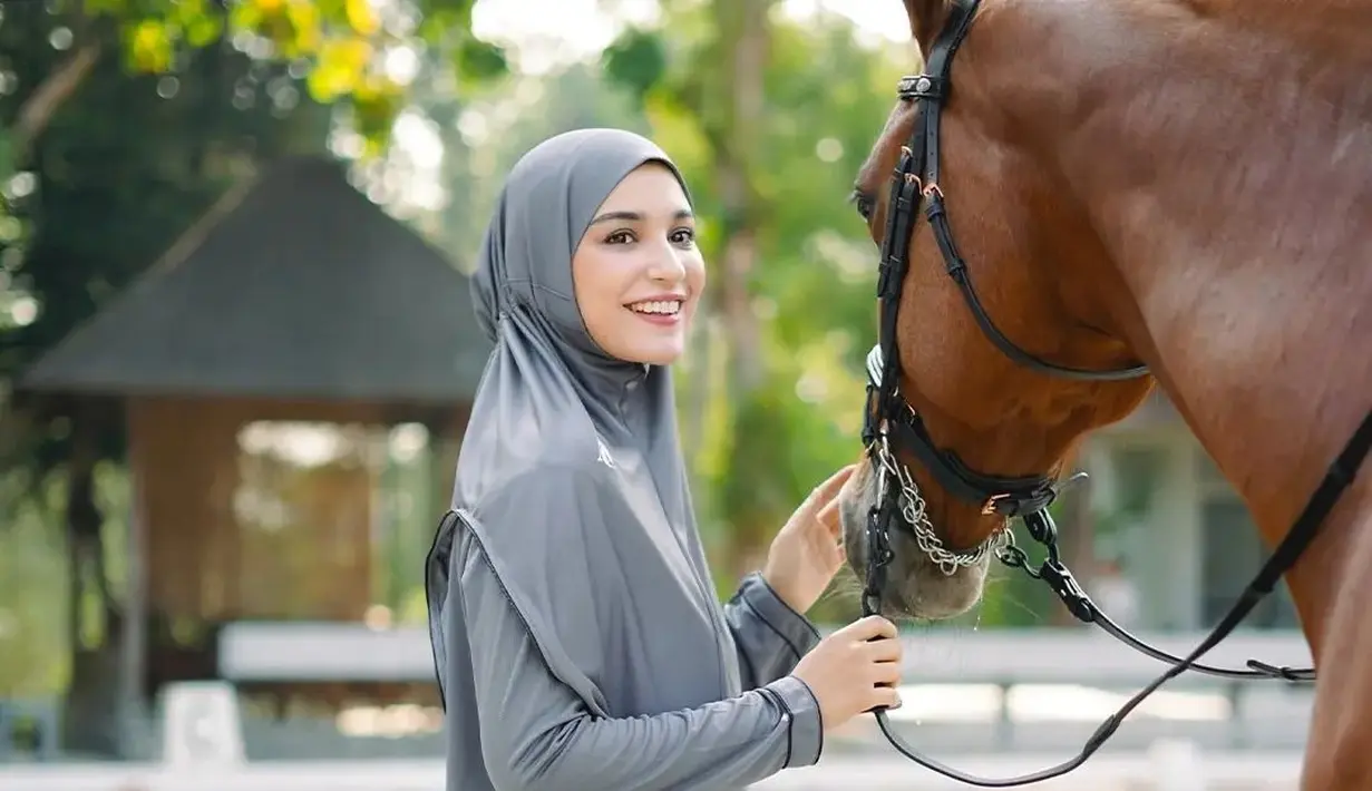 Ia tak kalah menawan dengan padu padan atasan lengan panjang berwarna abu-abu, dipadu rok, dan celana panjang hitam, serta hijab panjang yang juga berwarna abu-abu. [Foto: Instagram/alurcerita]