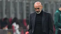 Pelatih AC Milan, Stefano Pioli, tampak kecewa usai timnya dikalahkan Lille pada laga lanjutan Liga Europa 2020/2021 di Stadion San Siro, Jumat (6/11/2020) dini hari WIB. AC Milan kalah 0-3 oleh Lille. (AFP/Miguel Medina)