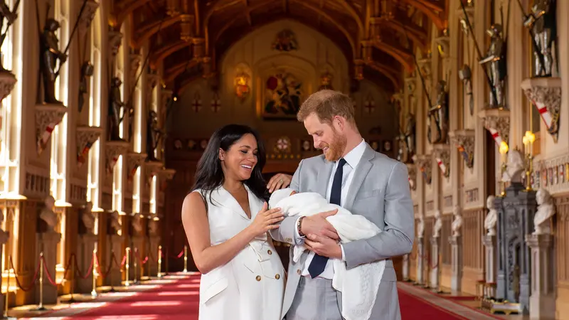 Pangeran Harry dan Meghan Markle Pamer Wajah Bayi Pertamanya