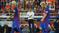 Tatapan kosong pelatih Barcelona Luis Enrique saat Lionel Messi dan Neymar meninggalkan lapangan usai kalah 1-2 dari Deportivo Alaves pada laga La Lia Spanyol di Camp Nou, Barcelona, (10/9/2016). (EPA/Quique Garcia)