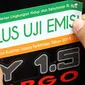 Petugas menempelkan stiker lulus uji emisi pada sebuah mobil yang telah lulus uji emisi di Jalan Proklamasi, Jakarta, Selasa (6/10/2015). Uji emisi gratis tersebut bertujuan untuk mengevaluasi kualitas udara perkotaan. (Liputan6.com/Immanuel Antonius)