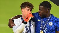 Kepa Arrizabalaga (kiri) saat menjadi pahlawan kemenangan Chelsea di Piala Super Eropa 2021, Kamis (12/08/2021) dini hari WIB. (PAUL ELLIS / AFP)