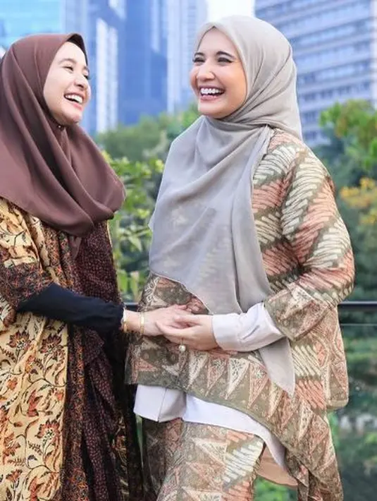Laudya Cynthia Bella dan Zaskia Sungkar pakai batik (Instagram/laudyacynthiabella)