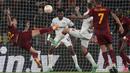 Pemain AS Roma, Edoardo Bove (kiri) berusaha mencetak gol ke gawang Juventus pada laga leg pertama semifinal Liga Europa 2022/2023 di Olympic Stadium, Roma, Jumat (12/05/2023) WIB. Pertandingan dimenangkan oleh AS Roma dengan skor 1-0. (AP Photo/Gregorio Borgia)