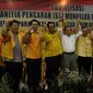 Sembilan Kandidat Bakal Calon (Balon) Ketua Umum DPP Partai Golkar bersalaman di kantor DPP Partai Golkar, Jakarta, Senin (2/5). (Liputan6.com/Johan Tallo)