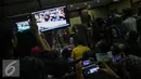 Sejumlah pengunjung sidang mengabadikan rekaman CCTV dalam persidangan saksi kasus pembunuhan Wayan Mirna Salihin di PN Jakarta Pusat, Rabu (13/7). Sidang menampilkan video CCTV yang berisi rekaman kejadian di Kafe Olivier. (Liputan6.com/Faizal Fanani)