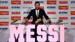 Megabintang Barcelona, Lionel Messi berpose dengan Sepatu Emas Eropa 2018 dan empat trofi lainnya dalam acara di Antiga Fabrica Estrella Damm, Selasa (18/12). Messi berhak atas penghargaan itu setelah mengumpulkan gol terbanyak musim lalu (LLUIS GENE/AFP)