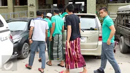 Kiper Timnas Indonesia, Andritany berjalan memasuki bersiap melaksanakan salat Jumat di Yamie Unmuttageen Mosque, Thailand (16/12). Indonesia akan melakoni final kedua Piala AFF 2016 melawan Thailand. (Liputan6.com/Helmi Fithriansyah)