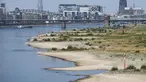 Suasana Sungai Rhine dengan air yang rendah di Cologne, Jerman, Rabu (10/8/2022). Ketinggian air yang rendah mengancam industri Jerman karena semakin banyak kapal yang tidak dapat melintasi jalur air utama. Kekeringan yang parah akan memburuk di Eropa pada bulan Agustus karena musim panas yang panas dan kering terus berlanjut. (AP Photo/Martin Meissner)