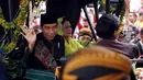 Presiden Joko Widodo bersama Ibu Negara Iriana menyapa warga saat kirab resepsi pernikahan Kahiyang Ayu-Bobby Nasution di Kota Medan, Sumatera Utara, Minggu (26/11). (Liputan6.com/Johan Tallo)