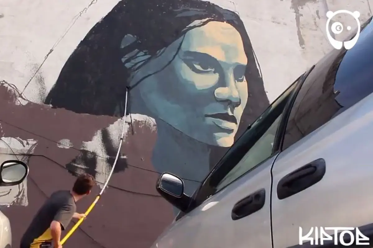 [Bintang] Gokil! Mural Raksasa Ini Dibuat Tanpa Bantuan Tangga Lho!