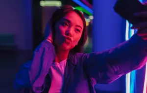 Hasil Foto dan Video Kurang Terang? Ini Rekomendasi Lampu Selfie LED untuk Bikin Konten