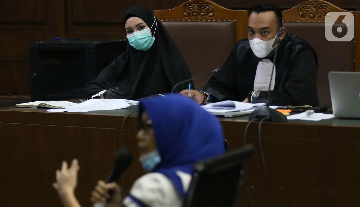 Terdakwa dugaan suap dan tindak pidana pencucian uang terkait pengurusan fatwa Mahkamah Agung, Pinangki Sirna Malasari menyimak kesaksian mantan kuasa hukum Djoko S Tjandra Anita Kolopaking saat sidang lanjutan di Pengadilan Tipikor Jakarta, Rabu (25/11/2020). (Liputan6.com/Helmi Fithriansyah)