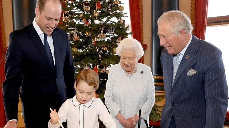 Keluarga kerajaan membuat puding Natal bersama di Buckingham Palace, Minggu, 22 Desember 2019. (dok Instagram @kensingtonroyal/https://www.instagram.com/p/B6WcfCSlbm4//Adhita Diansyavira)