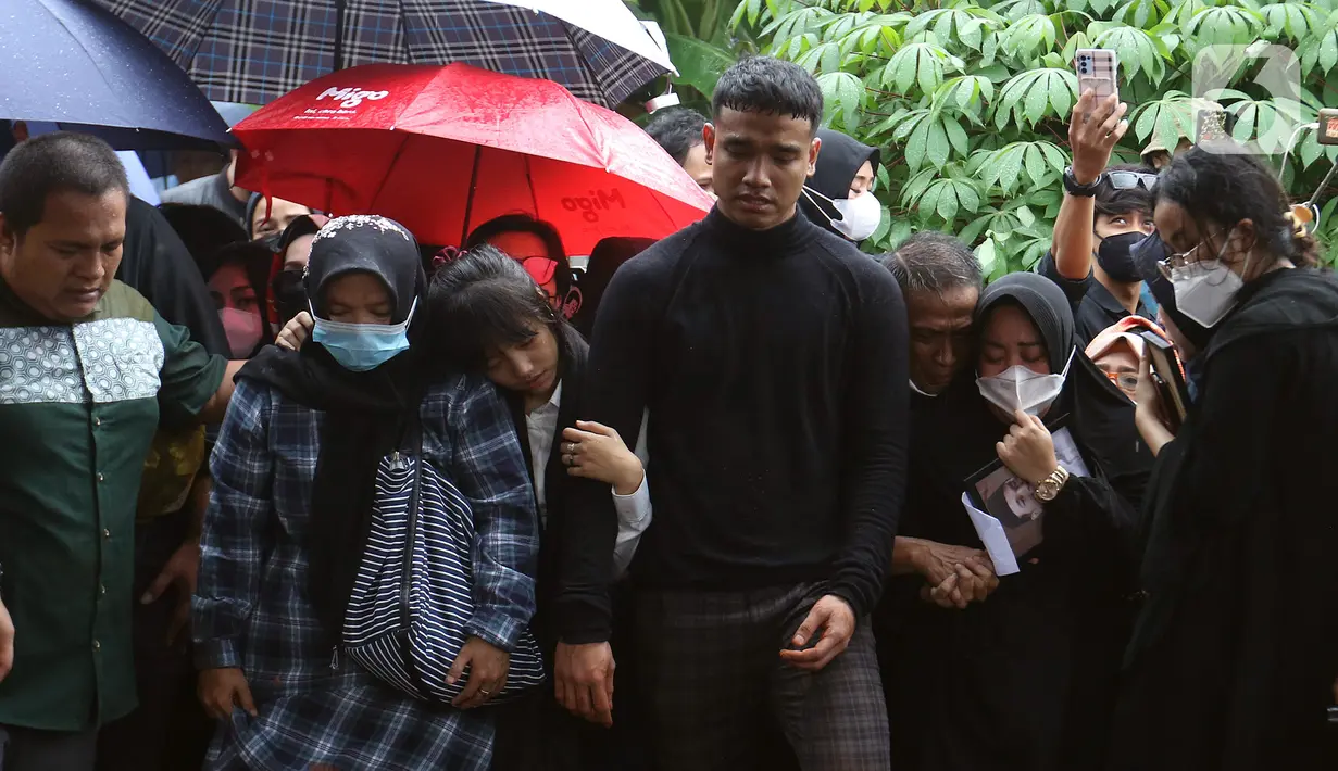 Keluarga dan kerabat menyaksikan pemakaman Vanessa Angel dan Bibi Ardiansyah di Taman Makam Islami Malaka, Pesanggrahan, Jakarta, Jumat (5/11/2021). Vanessa Angel dan Bibi Andriansyah meninggal dalam kecelakaan lalu lintas di Tol Mojokerto-Jombang pada 4 November 2021. (Liputan6.com/Herman Zakharia)