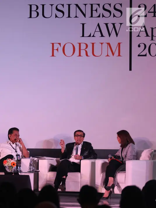 Menkumham Yasonna Laoly (tengah) berbicara dalam AHP Business Law Forum 2018 di Jakarta, Selasa (24/4). Diskusi ini membahas tentang penerapan hukum perdata dalam sistem peradilan di Indonesia yang dirasa jauh dari sempurna. (Liputan6.com/Angga Yuniar)