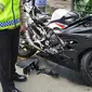 Seorang pengemudi motor gede (Moge) BMW tewas usai terlibat kecelakaan lalu lintas dengan mobil Toyota Calya di Jalan Asia Afrika, Senayan, Jakarta Selatan, Minggu (1/5/2022). (Foto: Istimewa)