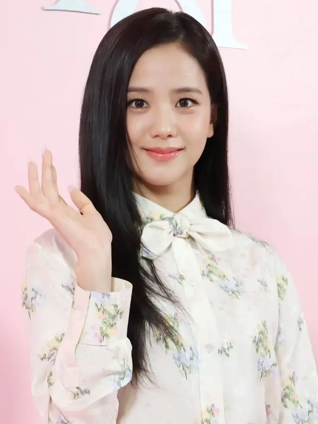 Visual Unreal Jisoo BLACKPINK Hadiri The Dior Addict Sweet Shop di Tokyo