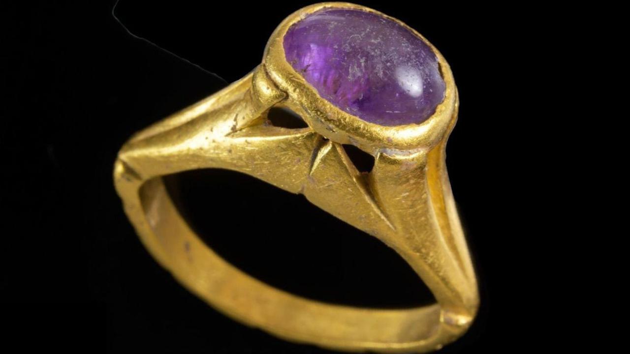 Cincin ungu yang ditemukan ini belum jelas siapa pemiliknya, tetapi diduga pemiliknya adalah orang kaya atau terpandang.