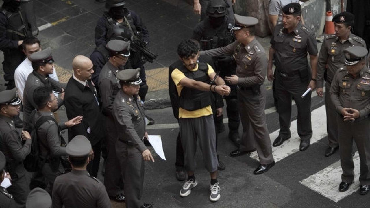 Ketatnya pengawalan tersangka bom Bangkok saat rekonstruksi