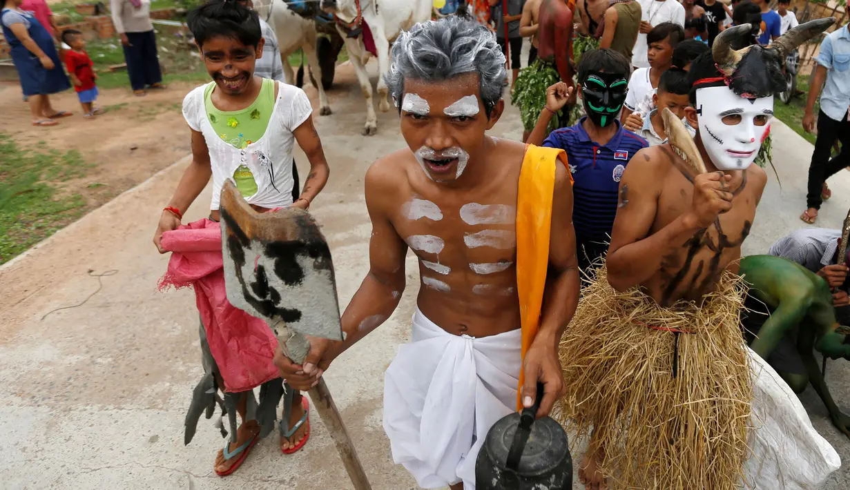 Sejumlah warga saat mengambil bagian dalam acara perayaan Festival "Lok Ta Pring Ka-Ek" yang merupakan bagian dari festival keagamaan tahunan di pinggiran Phnom Penh, Kamboja, (9/6/2016). (REUTERS/Samrang Pring)