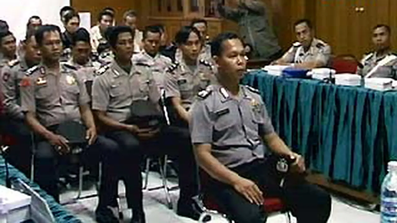 091209csidang_polisi.jpg