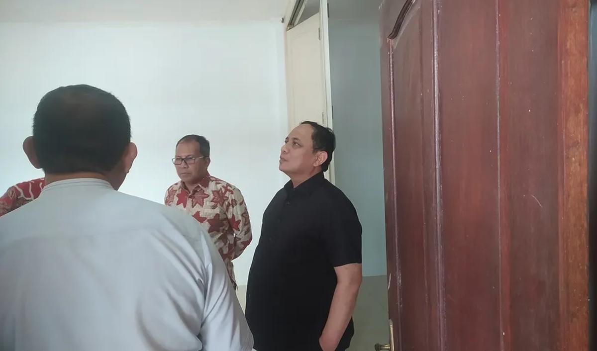 Gatot menyebut posko induk TPD Ganjar-Mahfud Sulsel sangat representatif, meski saat ini masih dalam perbaikan.<br><br><a class="editorlink " href="https://www.ganjarmahfud03.id/visi-misi" rel="follow" target="_blank">Simak Visi Misi Ganjar Mahfud</a><br>