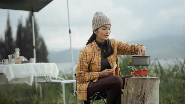 3 Outfit Penting yang Wajib Dibawa Saat Liburan di Musim Hujan