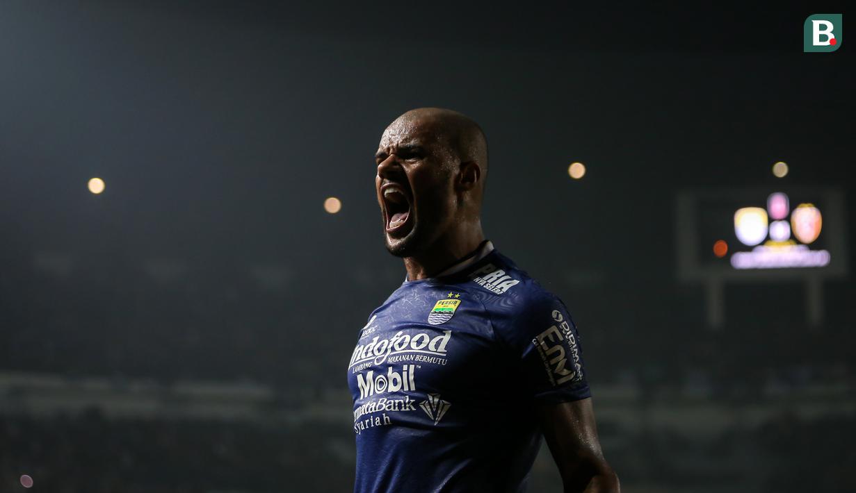 Pemain Persib Bandung, David Da Silva melakukan selebrasi usai mencetak gol penyeimbang 1-1 saat babak penyisihan Grup C Piala Presiden 2022 antara Persib Bandung melawan Bali United di Stadion Gelora Bandung Lautan Api, Bandung, Minggu (12/06/2022). (Bola.com/Bagaskara Lazuardi)