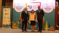 Perwakilan PT Surya Citra Media Tbk (SCM), Helen Melinda (tengah) menerima penghargaan dalam acara Global Brand Excellence Arwards di Jakarta, Kamis (24/10/2019). PT SCM Tbk menerima penghargaan kategori Indonesia Best Brand Awards 2019. (Liputan6.com/Herman Zakharia)