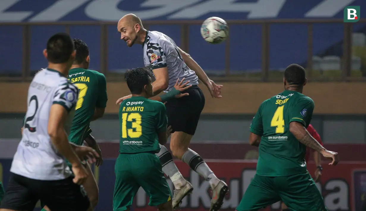 Bek Persikabo 1973, Shumeiko Veniamin melepaskan sundulan ke gawang Persebaya Surabaya dalam laga pekan kedua BRI Liga 1 2021/2022 di Stadion Wibawa Mukti, Cikarang, Sabtu (11/09/2021). Persikabo kalah 1-3. (Foto: Bola.com/Bagaskara Lazuardi)