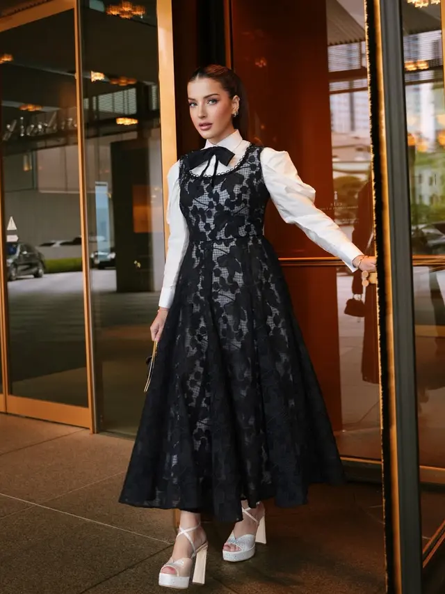 Tasya Farasya saa nterview di The Devil Wears Prada 2 Tokyo pakai dress hitam. [@tasyafarasya]