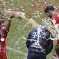 Pelatih Bayern, Carlo Ancelotti menerima seiraman bir oleh Juan Bernat saat perayaan gelar juara Bundesliga 2016-2017 di  Allianz Arena stadium, Munich, (20/5/2017).  (AP/Matthias Schrader)