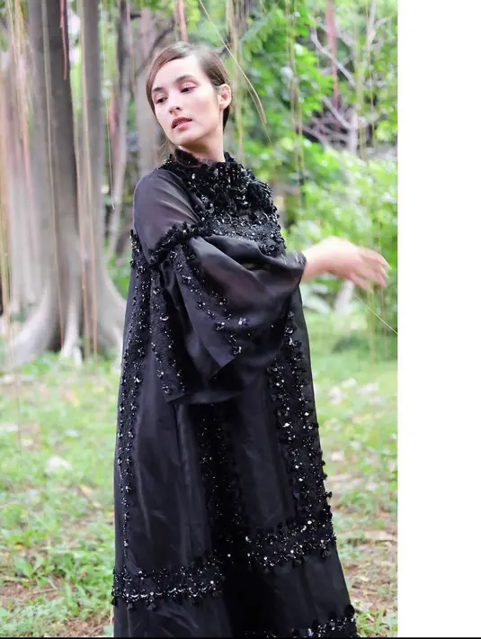 <p>Dress hitam berbahan kain silk premium dengan detail bordir dan payet.&nbsp;(instagram/chelseaislan)</p>