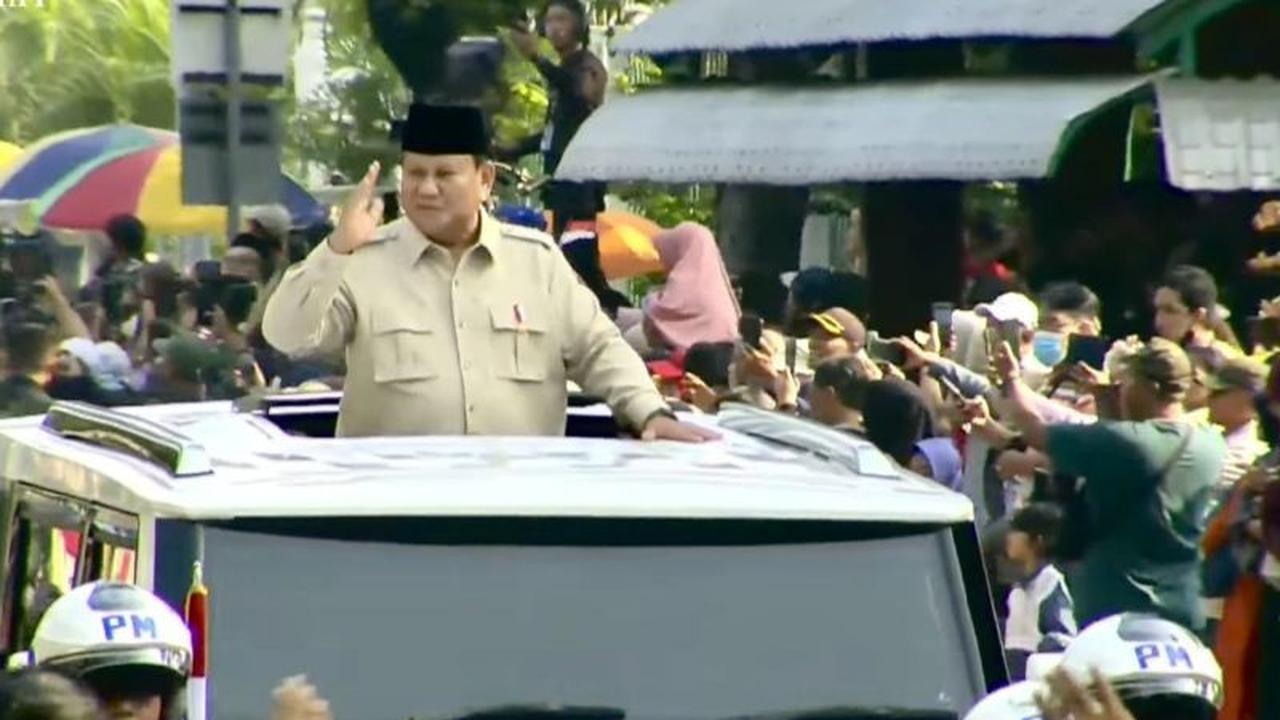 Momen Langka! Presiden Prabowo Sapa Warga dari Mobil Maung Garuda di HUT TNI ke-80
