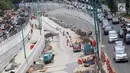 Pekerja menyelesaikan pembangunan Underpass Mampang di Jakarta, Senin (12/3). Dari progres pembangunan, underpass ini telah mencapai 90 persen. (Liputan6.com/Immanuel Antonius)