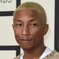 Penyanyi yang juga rapper, Pharrell Williams saat tiba di karpet merah ajang bergengsi Grammy Awards 2016 di Los Angeles, Senin (15/2). Pelantun 'Happy' itu mengenakan t-shirt yang dipadu dengan jaket wanita Chanel. (AFP PHOTO/Valerie MACON)