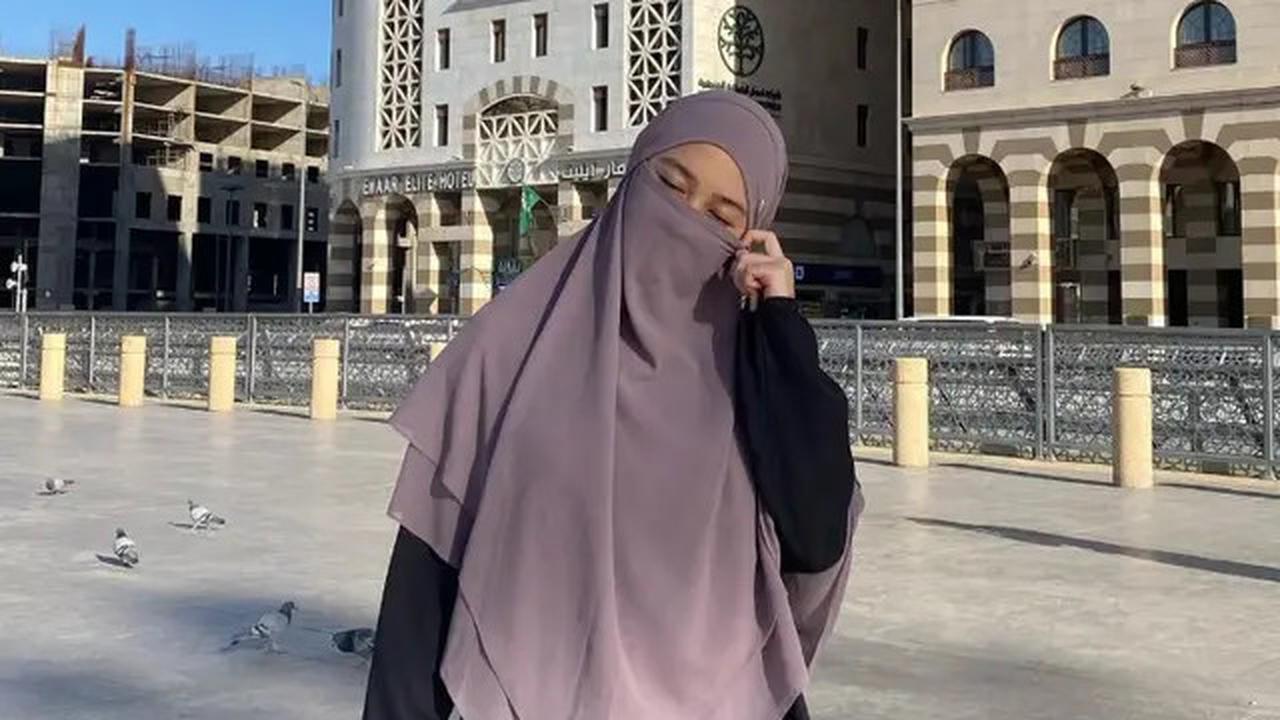 Inspirasi Model Hijab Khansa Mariska yang Modis dan Tetap Santun