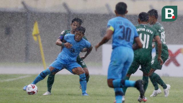 FOTO: Skor Masih 0-0, Pertahanan Kokoh Persela Lamongan Sulit Ditembus PSS Sleman di Babak Pertama - Ahmad Bustomi; Bagus Nirwanto