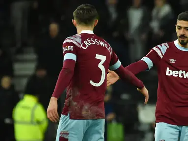 Pemain West Ham United Aaron Cresswell (kiri) berjabat tangan dengan Manuel Lanzini usai melawan Derby County pada pertandingan sepak bola putaran keempat Piala FA di Stadion Pride Park, Derby, Inggris, 30 Januari 2023. West Ham United mengalahkan Derby County dengan skor 2-0. (AP Photo/Rui Vieira)