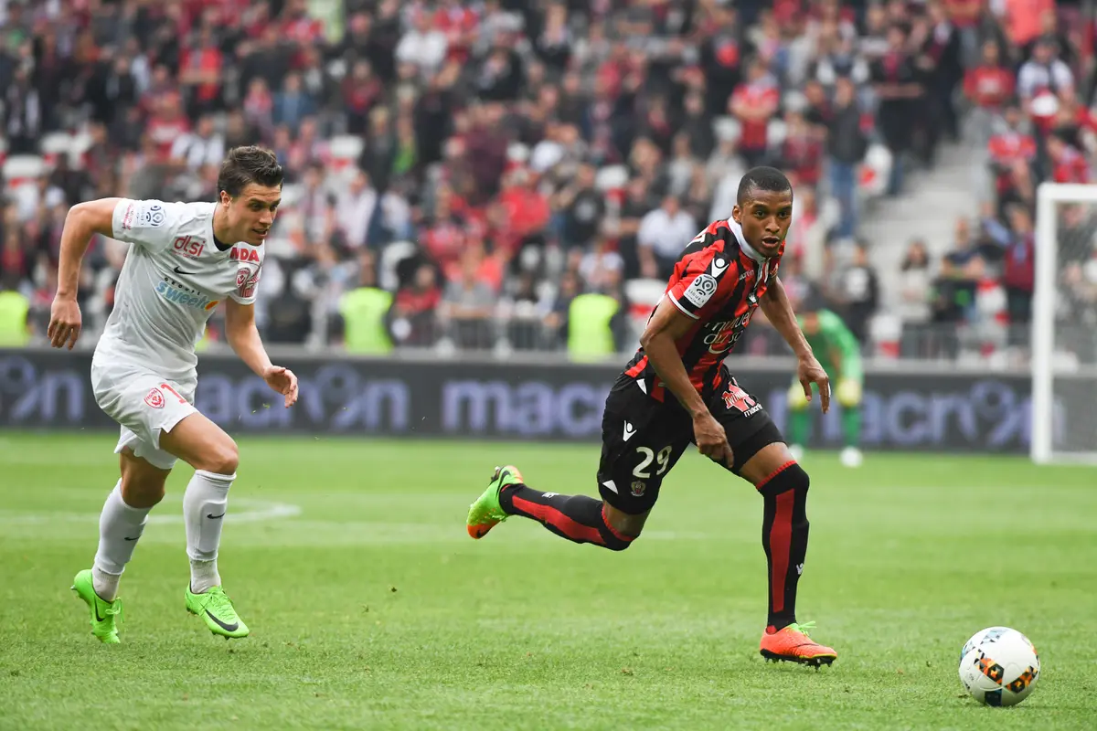 Dalbert Henrique (kanan) ingin menjadi pemain Brasil yang sukses bersama Inter Milan. (AFP/Yann Coatsaliou)