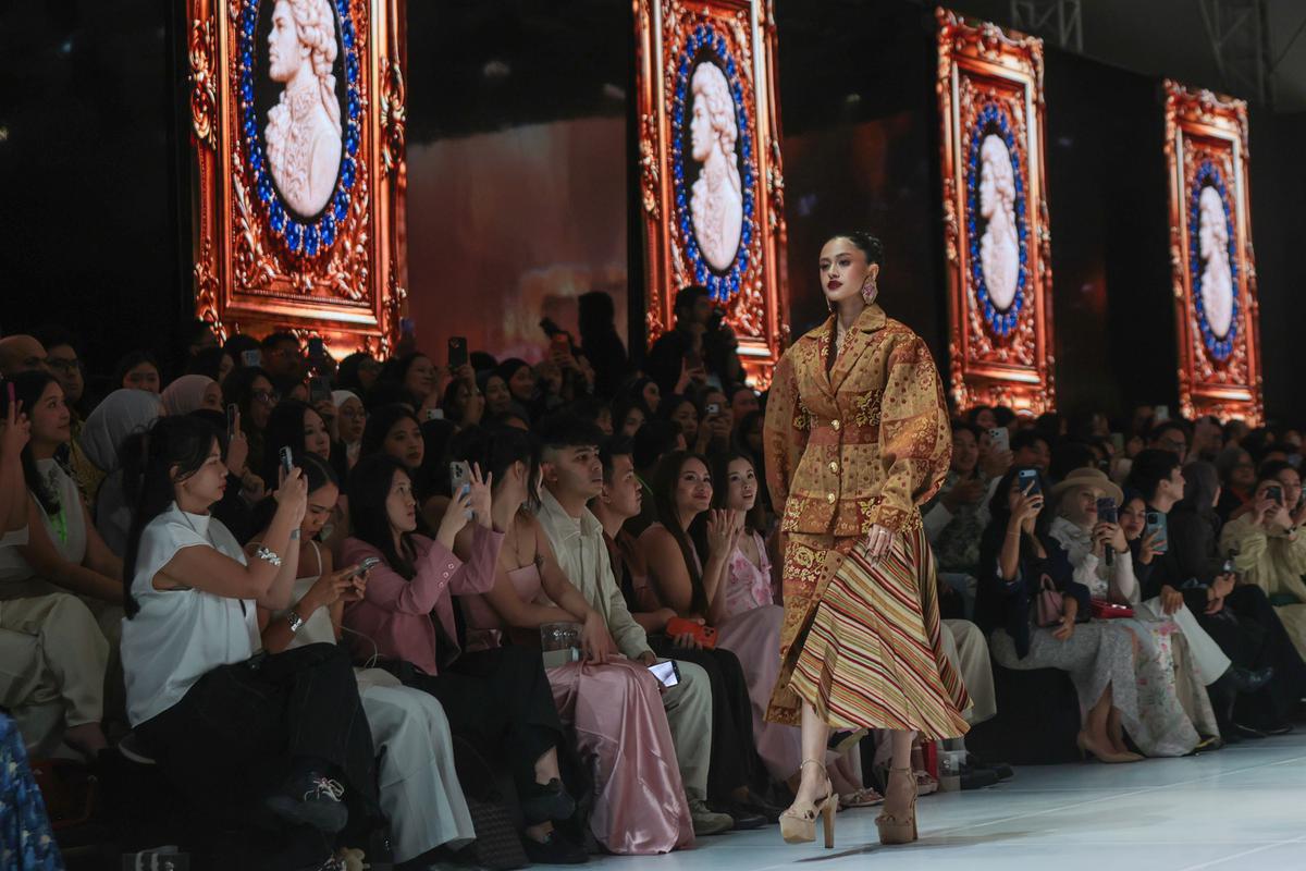 Ornamen Klasik dalam Balutan Busana Mewah