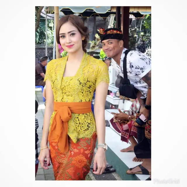 Kebaya Kuning