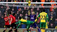 David de Gea menahan tembakan kegawang dari Sebastien Bassong pada pertandingan sepak bola Liga Inggris antara Norwich City vs Manchester United di Carrow Road stadion di Norwich, Inggris,(28/12/13).((AFP/Ben Stansall)