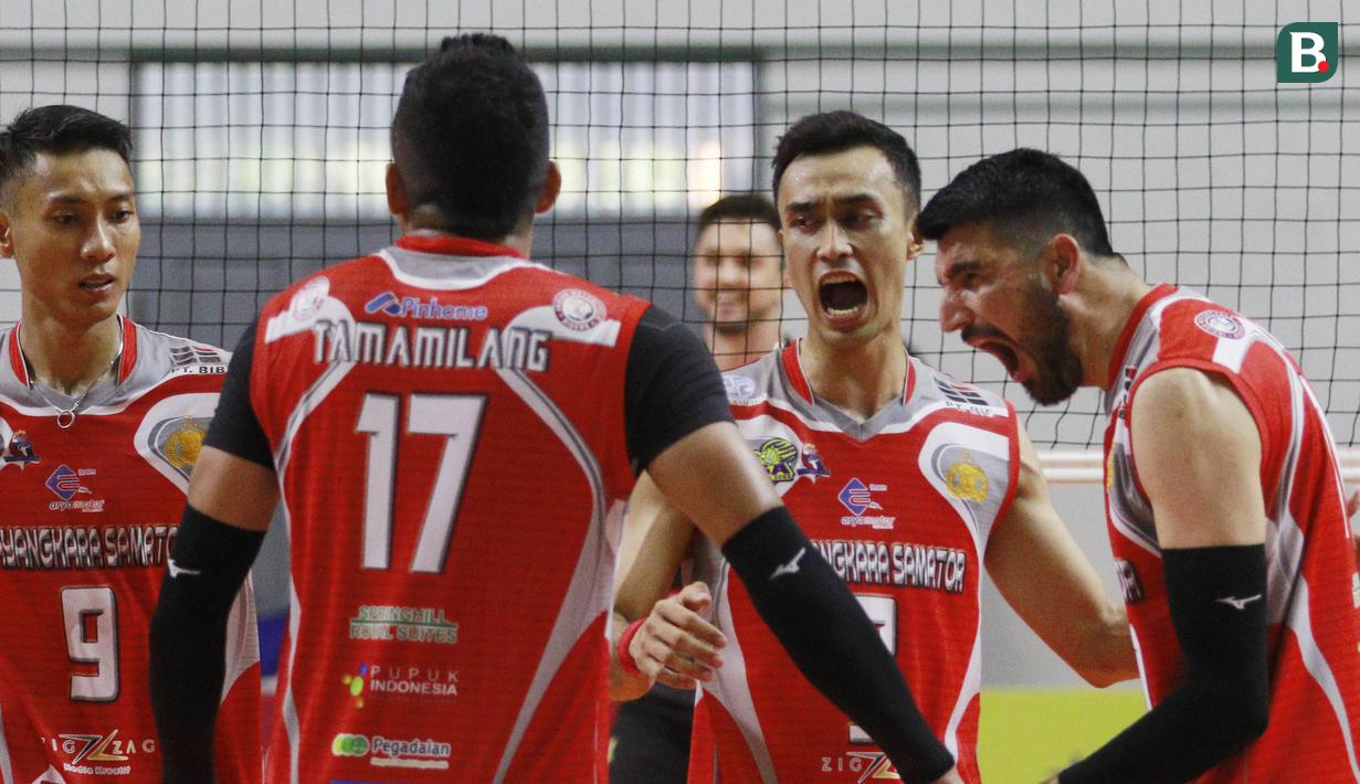 Pada set pertama, kedua tim langsung menyuguhkan pertandingan yang sengit.Pada akhirnya, Jakarta Pertamina Pertamax pun harus mengakui ketangguhan dari anak-anak Surabaya dengan skor 25-19. (Bola.com/M Iqbal Ichsan)