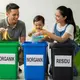 Sediakan Tempat Sampah Terpisah dengan Label Jelas. Foto: Gemini